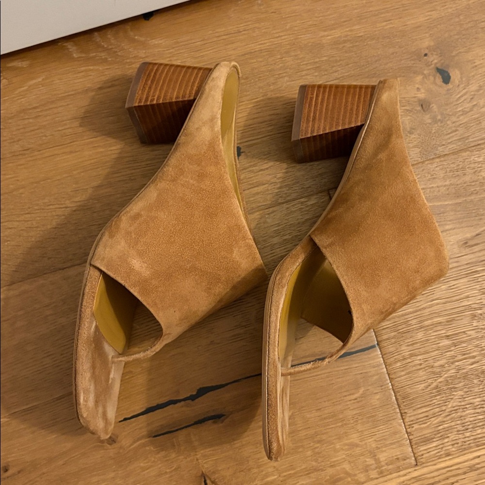 Vince Dionne Suede Tan Thong Mules - Picture 3 of 5